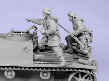 Новая пехота 1/35 в разобранном виде зимой включает в себя 2 (без танка) фигурки из смолы, неокрашенный модельный комплект
